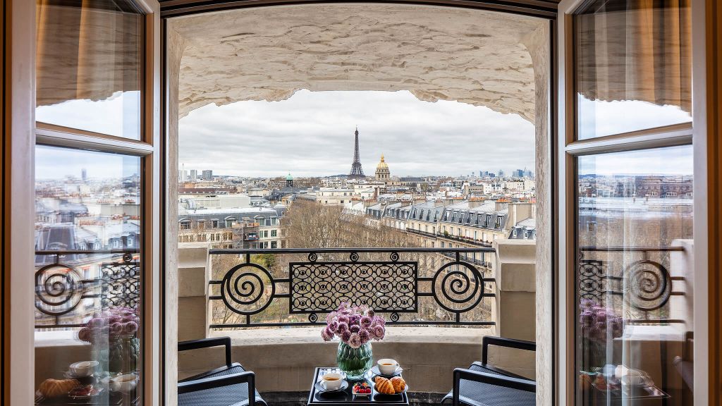 Luxurious balcony at Hotel Lutetia in Paris with a stunning view of the Eiffel Tower, offering a refined Parisian experience with Natlaupa.